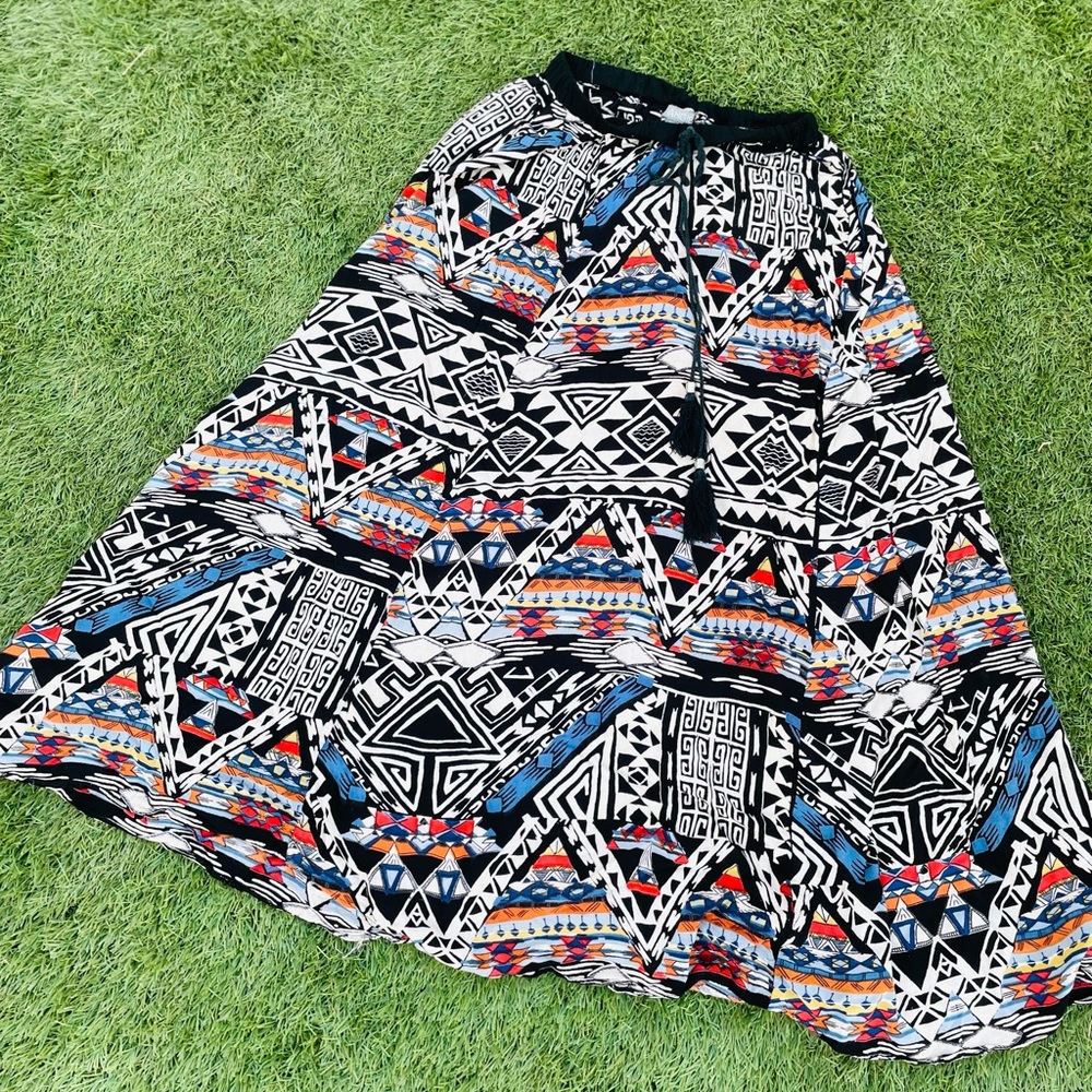 ⛄️🎄Angie Clothing “Aztec” patterned skirt (pre-owned)
